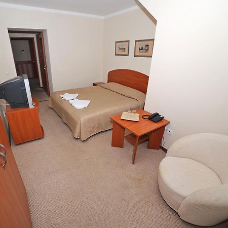 Deims Hotel Šilutė エクステリア 写真
